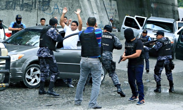 Capturan a dos hombres con un saco de supuesta droga en San Pedro Sula